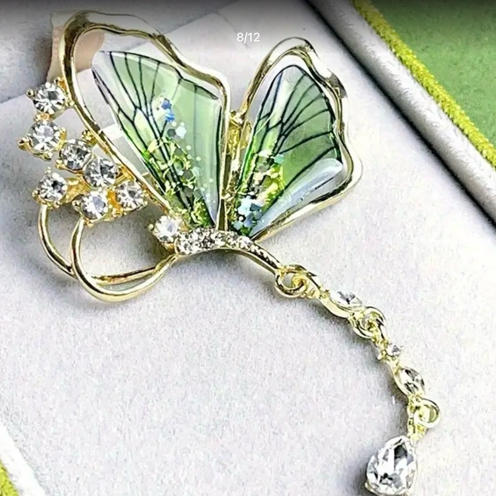 NWT, gorgeous Dragonfly Brooch with Rhinestones. Green